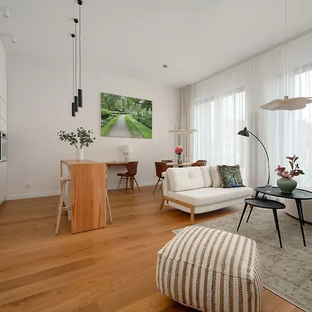 Luxury With Parking And Air Conditioning Near The Market Square By Renters Prestige *