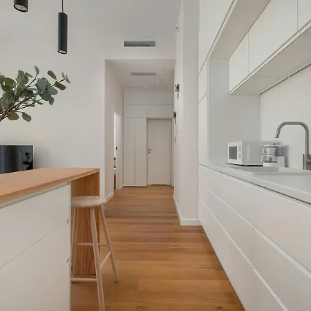 Luxury With Parking And Air Conditioning Near The Market Square By Renters Prestige