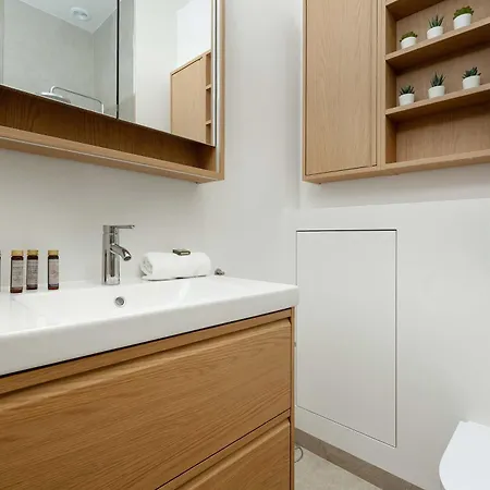 Luxury With Parking And Air Conditioning Near The Market Square By Renters Prestige